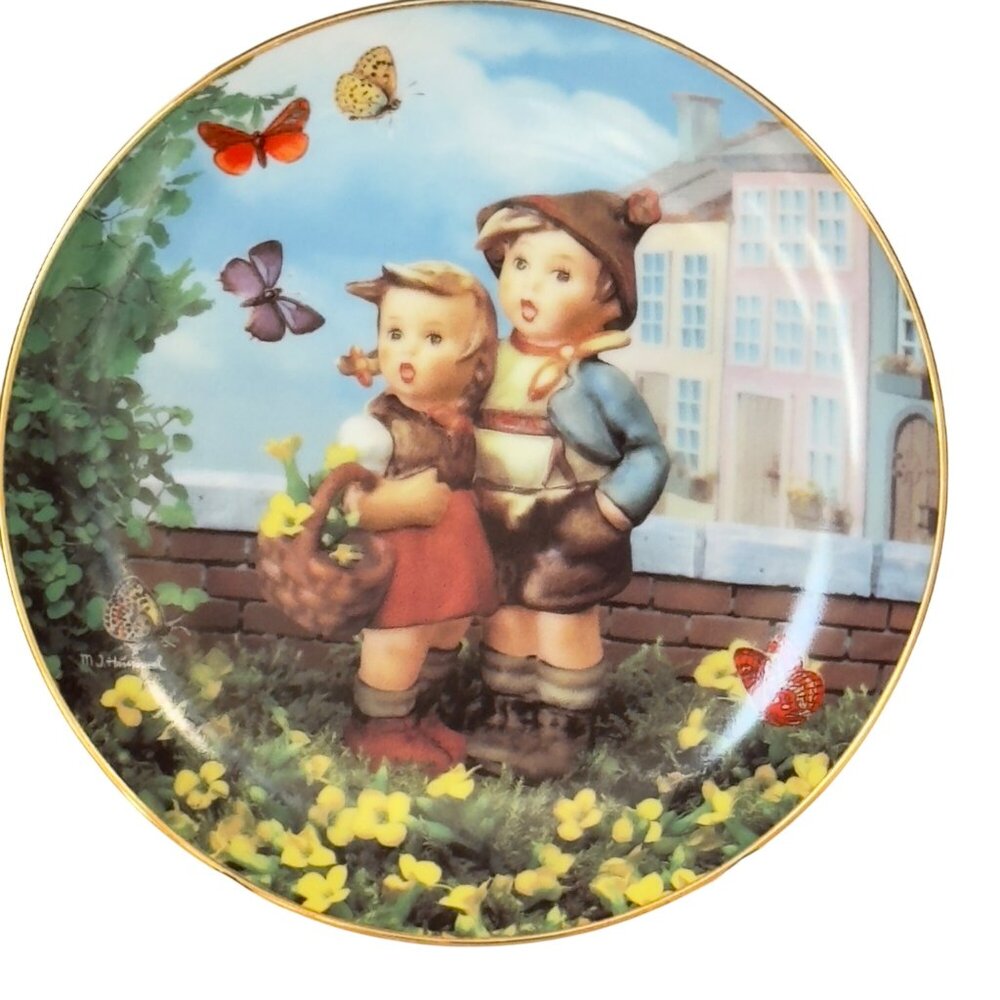 M.J. Hummel "Surprise" Little Companions Collector Plate The Danbury Mint